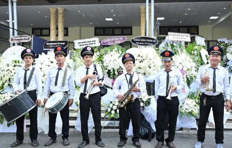 Nghề mai táng ở TP.HCM: Hơn nửa thế kỷ 'cõng' cái chết trên vai- Ảnh 2. Nghề mai táng ở TP.HCM: Hơn nửa thế kỷ 'cõng' cái chết trên vai- Ảnh 2.