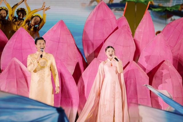 'Sao mai' Nguyễn Thu Hằng hát giữa non thiêng Yên Tử- Ảnh 3. 'Sao mai' Nguyễn Thu Hằng hát giữa non thiêng Yên Tử- Ảnh 3.