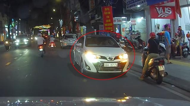 Nữ tài xế ngang ngược đỗ ô tô ngược chiều trên phố... chờ đón con - Ảnh 1.