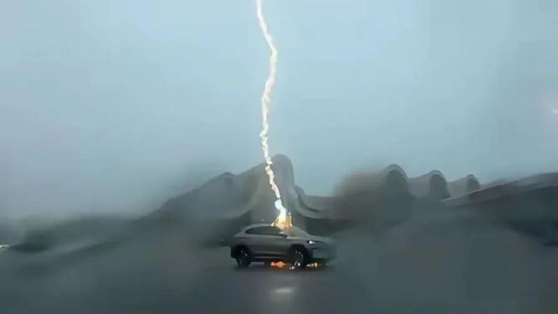 Ô tô bị sét đánh có thật không và Cách đảm bảo an toàn khi lái xe - Ảnh 1.