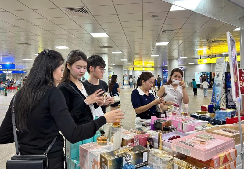Trải nghiệm mua sắm độc đáo dưới lòng đất tại ga metro Bến Thành - Ảnh 1.