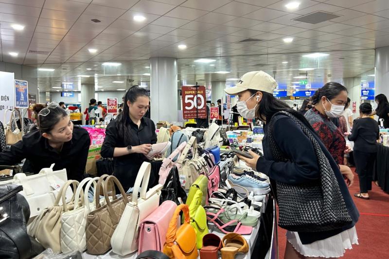 Trải nghiệm mua sắm độc đáo dưới lòng đất tại ga metro Bến Thành - Ảnh 2.
