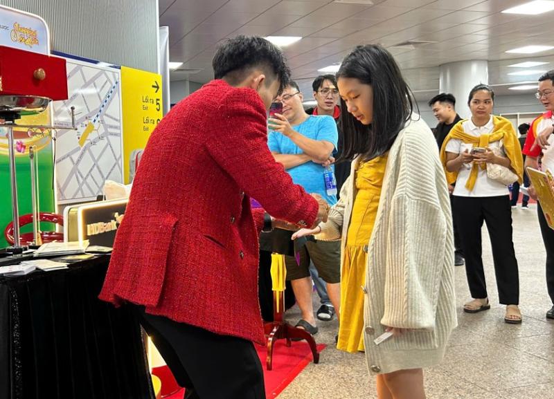 Trải nghiệm mua sắm độc đáo dưới lòng đất tại ga metro Bến Thành - Ảnh 4.