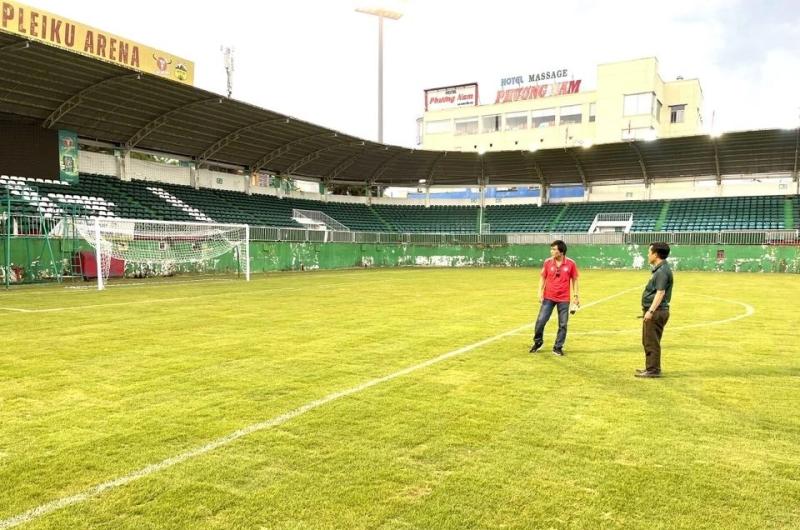 Sân Pleiku đẹp long lanh, VPF khen nức nở: HAGL khoe ‘áo mới’, sẵn sàng chinh chiến V-League- Ảnh 1.