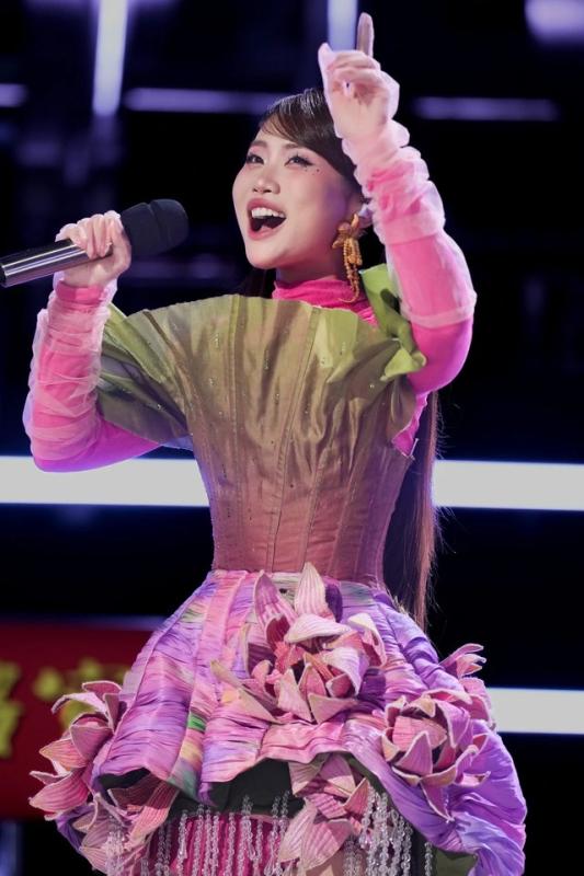 Phương Mỹ Chi hát ca khúc dự tính tranh nhất nhì Sing!Asia tại V Concert - Ảnh 1.