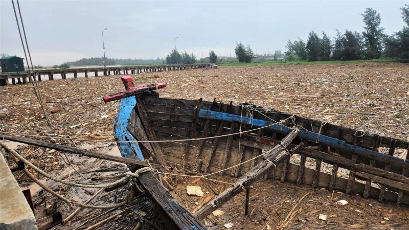 Hàng trăm tấn rác thải ' bủa vây ' cảng cá Hà Tĩnh - Ảnh 6.