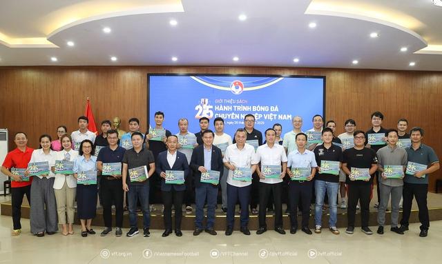 Cuốn sách đặc biệt ghi lại khoảnh khắc HAGL và Kiatisak thống trị V-League- Ảnh 5. Cuốn sách đặc biệt ghi lại khoảnh khắc HAGL và Kiatisak thống trị V-League- Ảnh 5.