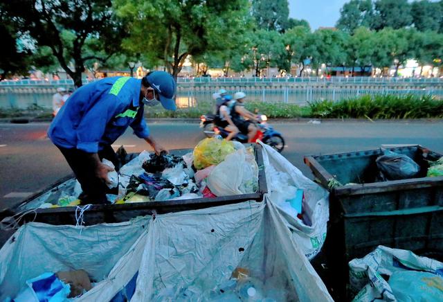 Lo 'vỡ trận' rác thải, TP.HCM gửi công văn khẩn  - Ảnh 1.