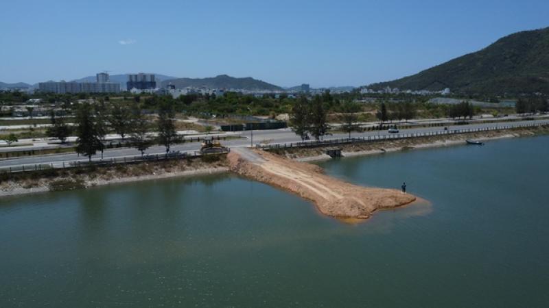 Phạt doanh nghiệp 30 triệu đồng vì đổ đất lấp sông Quán Trường Nha Trang- Ảnh 1.