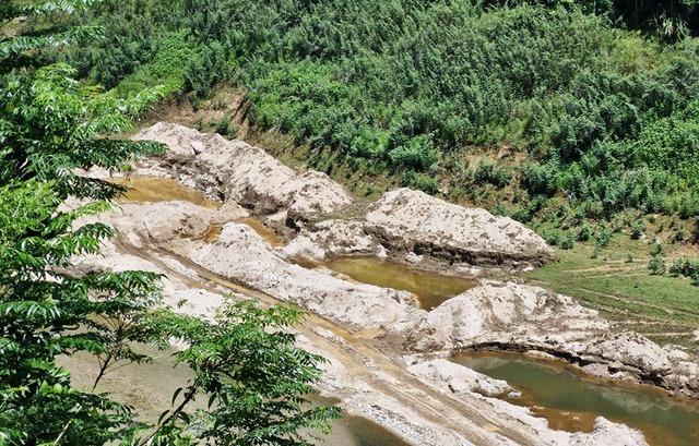 Sông Nước Xa bị 'xẻ thịt' công khai - Ảnh 3. Sông Nước Xa bị 'xẻ thịt' công khai - Ảnh 3.