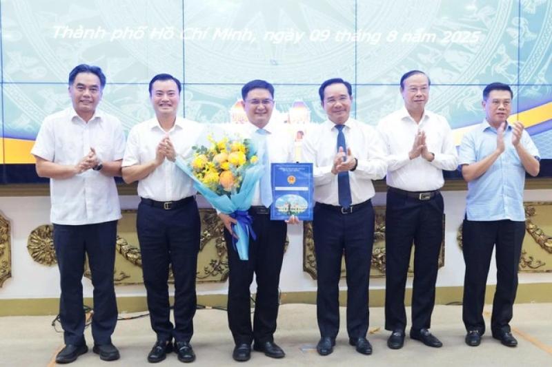 Trao quyết định phê chuẩn ông Nguyễn Mạnh Cường làm Phó chủ tịch UBND TP.HCM- Ảnh 2. Trao quyết định phê chuẩn ông Nguyễn Mạnh Cường làm Phó chủ tịch UBND TP.HCM- Ảnh 2.