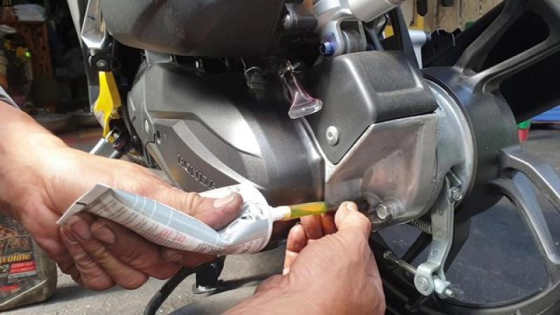 Loại dầu quan trọng cần thay để tránh gây hại xe tay ga - Ảnh 2.
