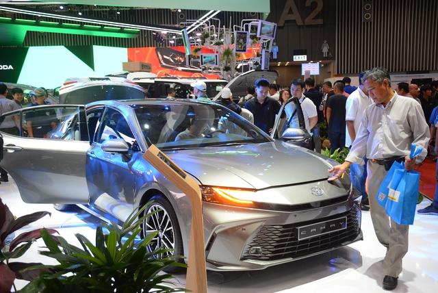Xe sedan hạng D bán chạy nhất Việt Nam âm thầm tăng giá - Ảnh 1.