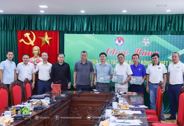 Chủ tịch VFF thăm LĐBĐ Thanh Hóa, mong có thêm tài năng cho đội tuyển quốc gia- Ảnh 7. Chủ tịch VFF thăm LĐBĐ Thanh Hóa, mong có thêm tài năng cho đội tuyển quốc gia- Ảnh 7.