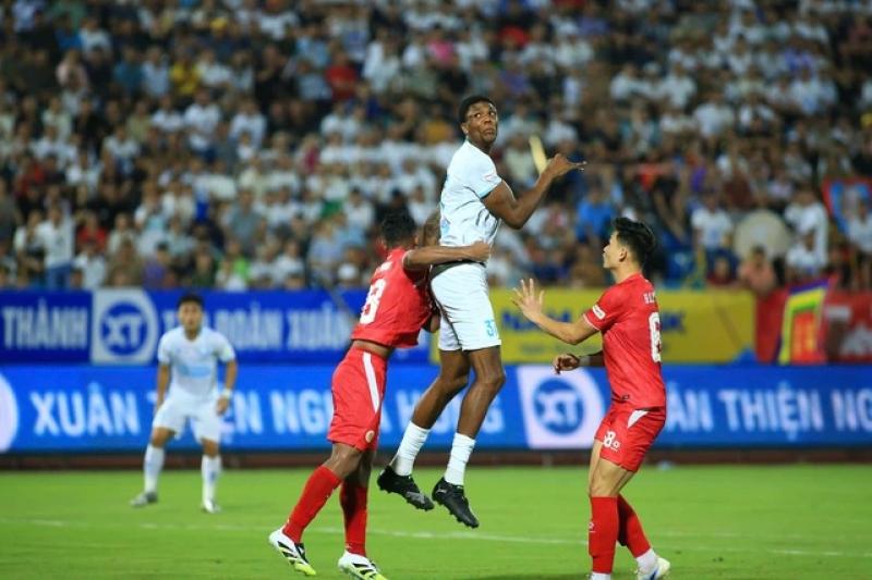 Tiền đạo 2,06 m Kyle Hudlin của Nam Định: Thủ môn V-League gặp ‘ác mộng’- Ảnh 5.