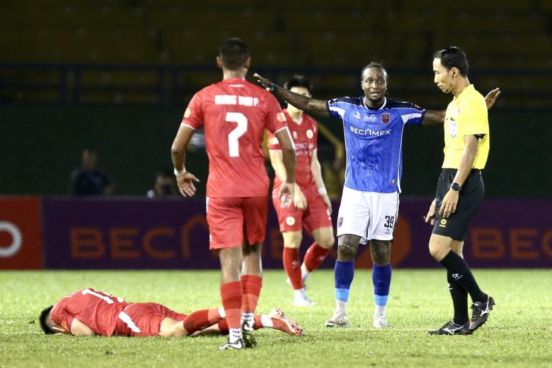 Phản ứng trọng tài, trợ lý HLV Polking sẽ bị ‘phạt nguội’: Dù đã chạy vào hầm, trốn thẻ đỏ!- Ảnh 2. Phản ứng trọng tài, trợ lý HLV Polking sẽ bị ‘phạt nguội’: Dù đã chạy vào hầm, trốn thẻ đỏ!- Ảnh 2.