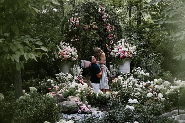 Taylor Swift gây sốt khi công bố đính hôn Travis Kelce - Ảnh 1.