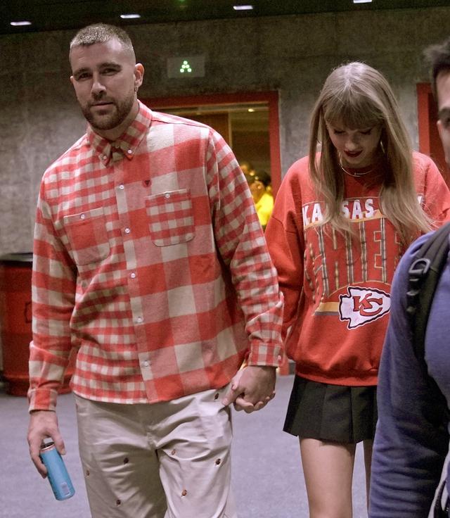Taylor Swift gây sốt khi công bố đính hôn Travis Kelce - Ảnh 4.