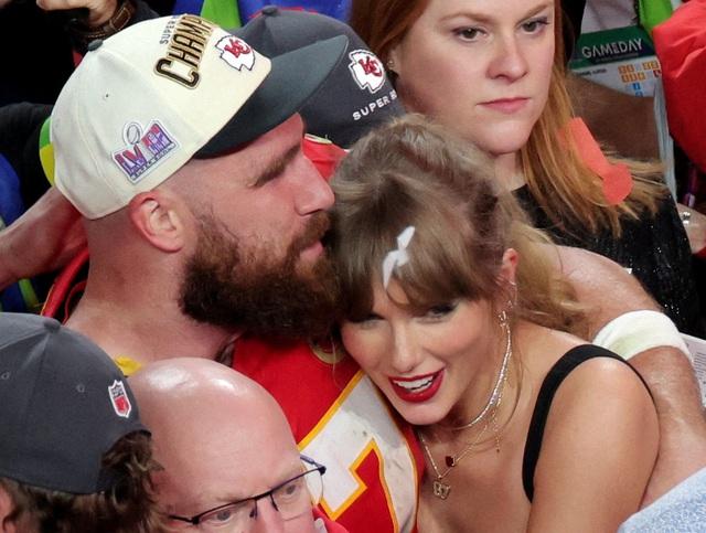 Taylor Swift gây sốt khi công bố đính hôn Travis Kelce - Ảnh 5.