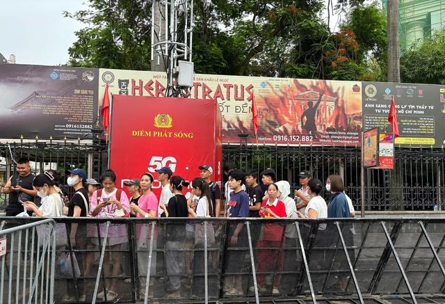 Trắng đêm chờ vé concert ' Việt Nam trong tôi ' giữa Hà Nội mát mẻ - Ảnh 7. Trắng đêm chờ vé concert ' Việt Nam trong tôi ' giữa Hà Nội mát mẻ - Ảnh 7.