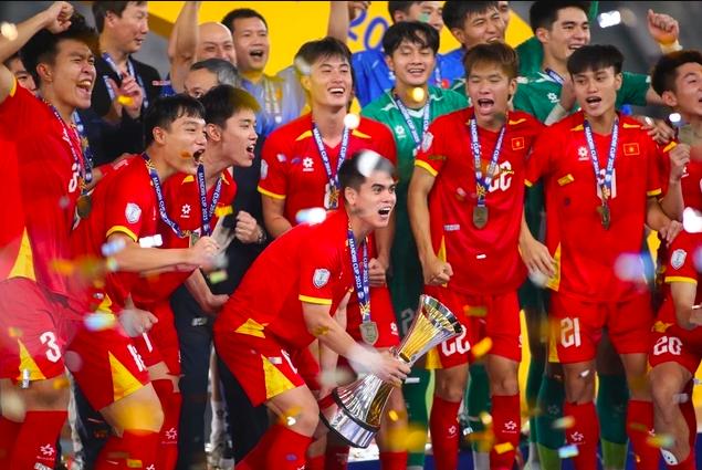 FIFA có động thái đặc biệt giúp HLV Kim Sang-sik, U.23 Việt Nam bung lụa ở châu Á
- Ảnh 2. FIFA có động thái đặc biệt giúp HLV Kim Sang-sik, U.23 Việt Nam bung lụa ở châu Á
- Ảnh 2.