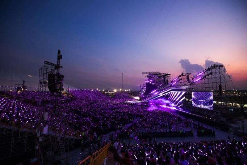 Cặp đôi Đen và Hoàng Thùy Linh đốt nóng V Concert - Ảnh 2.