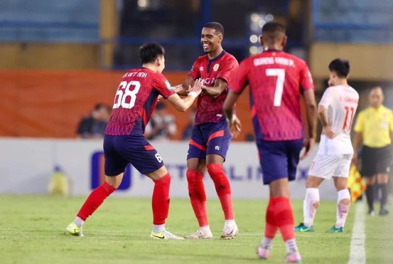Còi đồng Mai Xuân Hùng thay đàn anh Trần Đình Thịnh thổi trận Siêu cúp quốc gia- Ảnh 7. Còi đồng Mai Xuân Hùng thay đàn anh Trần Đình Thịnh thổi trận Siêu cúp quốc gia- Ảnh 7.