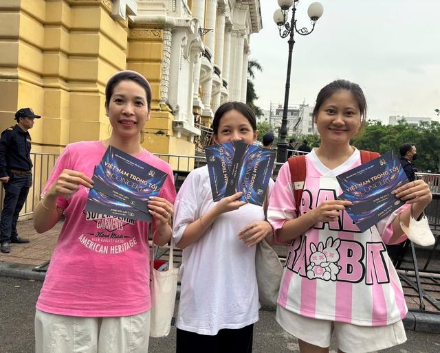 Trắng đêm chờ vé concert ' Việt Nam trong tôi ' giữa Hà Nội mát mẻ - Ảnh 8. Trắng đêm chờ vé concert ' Việt Nam trong tôi ' giữa Hà Nội mát mẻ - Ảnh 8.