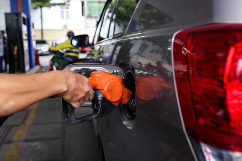 Xăng E10 vừa mở bán tác động gì đến ô tô đời cũ? - Ảnh 2.