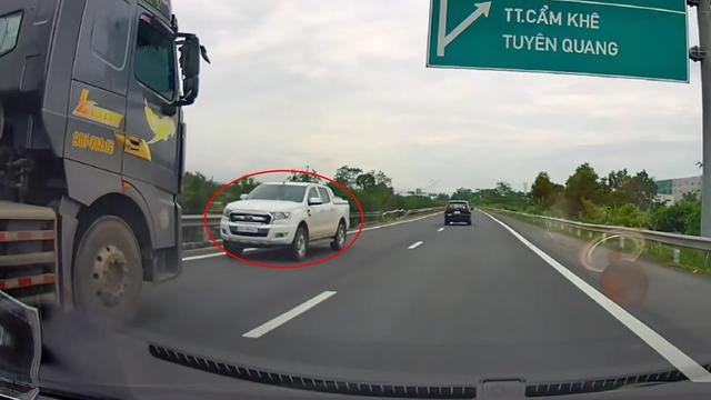 Xe bán tải liều lĩnh chạy ngược chiều cao tốc, bị xe tải ép đi lùi - Ảnh 1.