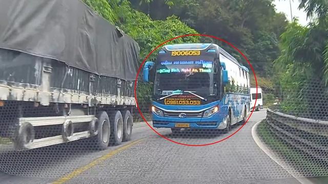 Xe khách lại vượt ẩu trên đèo Bảo Lộc, suýt gây tai nạn đối đầu - Ảnh 1.