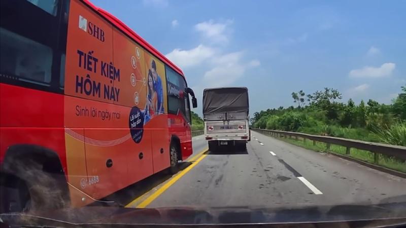 Thất kinh xe khách vượt ẩu, tạt đầu ‘cướp đường’ ô tô con trên cao tốc  - Ảnh 1.