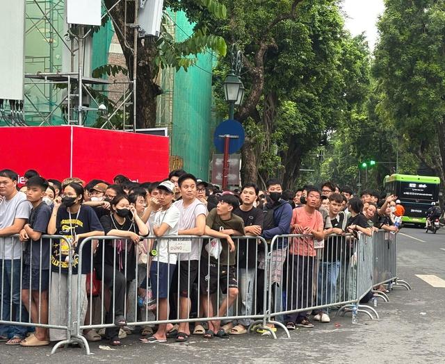Trắng đêm chờ vé concert ' Việt Nam trong tôi ' giữa Hà Nội mát mẻ - Ảnh 1. Trắng đêm chờ vé concert ' Việt Nam trong tôi ' giữa Hà Nội mát mẻ - Ảnh 1.