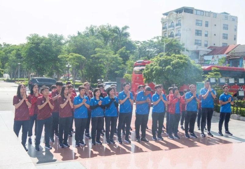 Đội tuyển nữ Việt Nam dâng hương nữ tướng: Gặp Indonesia, Thái Lan khi nào?- Ảnh 1.