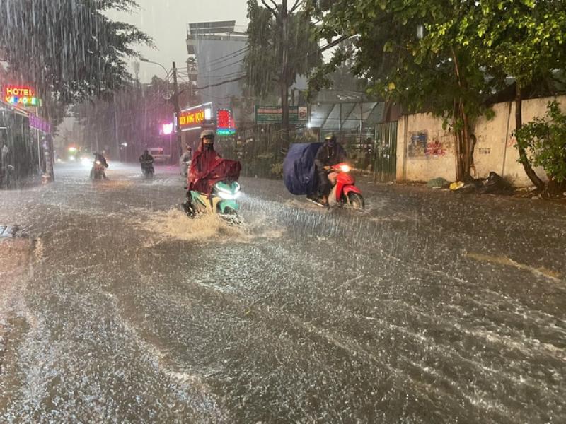 TP.HCM: Mưa to kéo dài, nhiều tuyến đường ngập nặng - Ảnh 2.