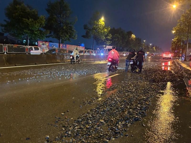 TP.HCM: Mưa to kéo dài, nhiều tuyến đường ngập nặng - Ảnh 1.