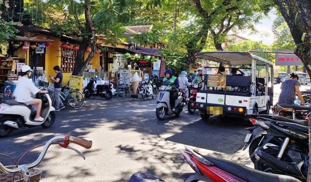 Bát nháo xe điện du lịch ở phố cổ Hội An- Ảnh 1. Bát nháo xe điện du lịch ở phố cổ Hội An- Ảnh 1.