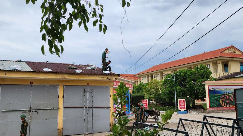 Quân đội Quảng Trị dốc sức ứng phó bão số 5, đảm bảo tính mạng, tài sản nhân dân- Ảnh 3.