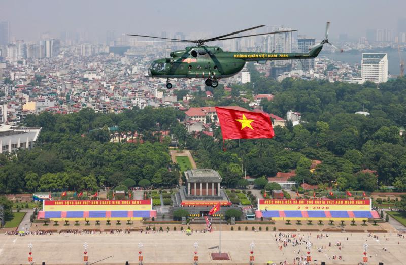 Trực thăng quân sự treo cờ bay diễu binh vào trung tâm Hà Nội- Ảnh 1. Trực thăng quân sự treo cờ bay diễu binh vào trung tâm Hà Nội- Ảnh 1.