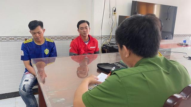 Bắt hai nghi phạm tàng trữ ma túy, lộ 'kho chứa' 14 xe máy nghi trộm cắp- Ảnh 1.