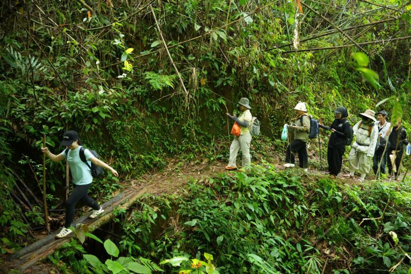 Thắp đèn lồng giữa đại ngàn, băng rừng mang Trung thu đến trẻ em biên giới - Ảnh 3.