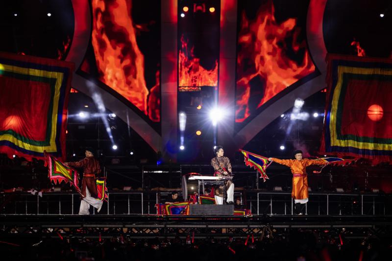 NSND Hữu Quốc gặp tai nạn trên đường đến diễn concert 'Anh trai vượt ngàn chông gai' - Ảnh 6.