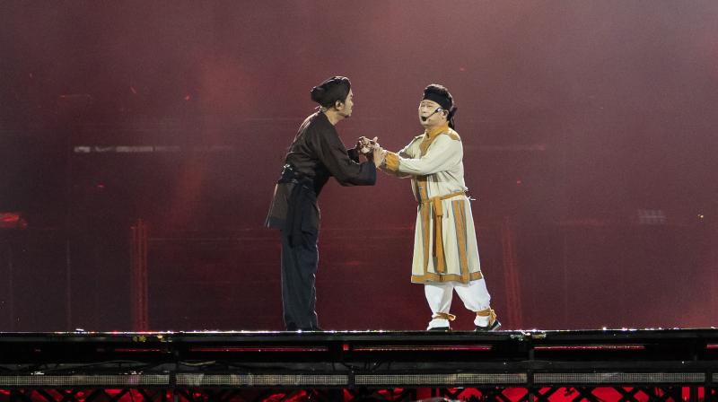 NSND Hữu Quốc gặp tai nạn trên đường đến diễn concert 'Anh trai vượt ngàn chông gai' - Ảnh 2.