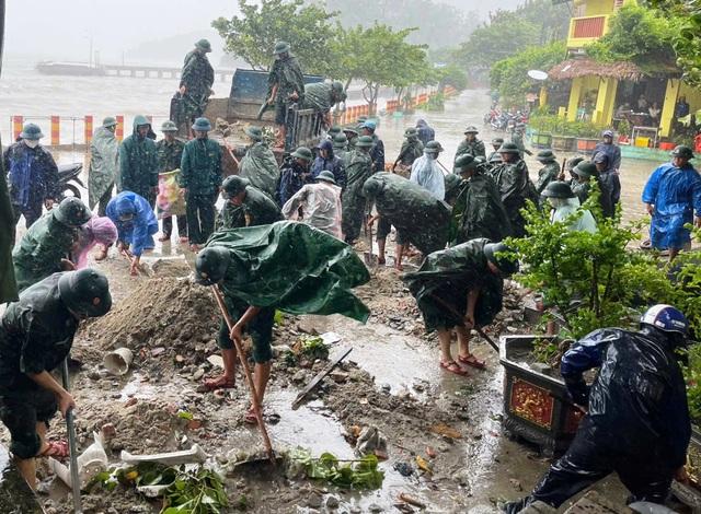Bão số 10: Bộ đội biên phòng dầm mưa giúp dân vùng đặc khu Cù Lao Chàm- Ảnh 1. Bão số 10: Bộ đội biên phòng dầm mưa giúp dân vùng đặc khu Cù Lao Chàm- Ảnh 1.