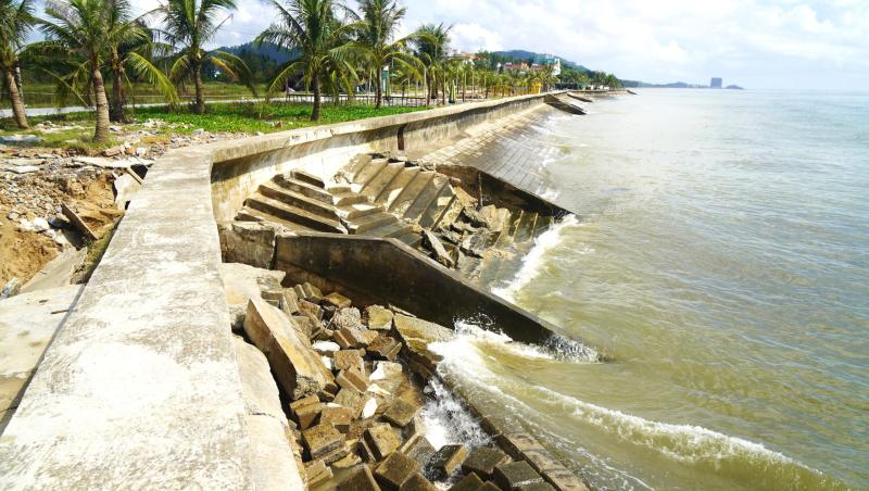 Kè biển Hải Tiến đối mặt nguy cơ sạt lở nghiêm trọng trước bão số 9 - Ảnh 13. Kè biển Hải Tiến đối mặt nguy cơ sạt lở nghiêm trọng trước bão số 9 - Ảnh 13.