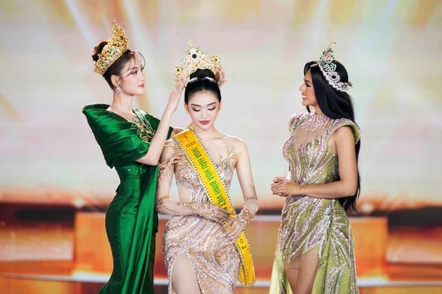 Gia cảnh của tân Hoa hậu Yến Nhi: Bố làm phụ hồ, mẹ bán vé số, - Ảnh 1.
