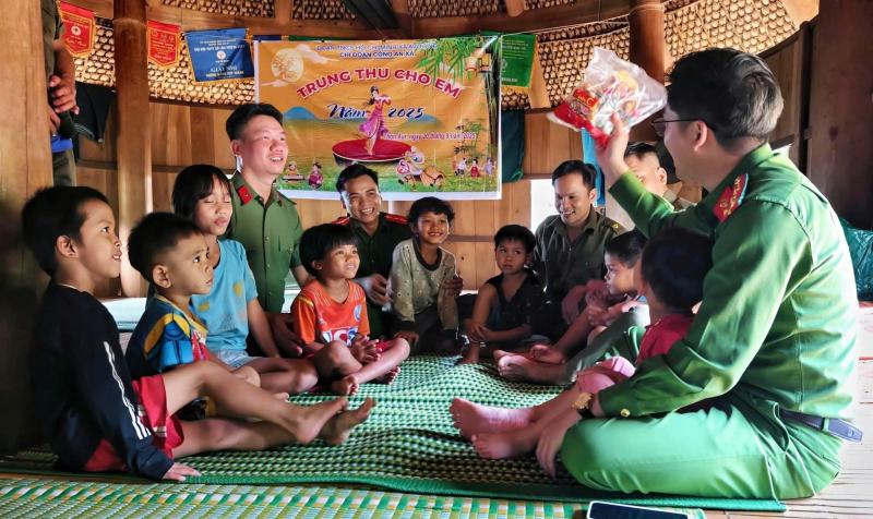 Thắp đèn lồng giữa đại ngàn, băng rừng mang Trung thu đến trẻ em biên giới - Ảnh 12.