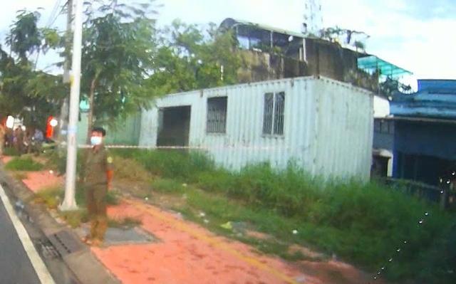 Phát hiện người phụ nữ tử vong trong container bỏ hoang ở TP.HCM- Ảnh 1. Phát hiện người phụ nữ tử vong trong container bỏ hoang ở TP.HCM- Ảnh 1.