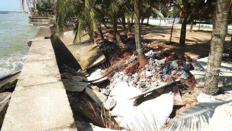 Kè biển Hải Tiến đối mặt nguy cơ sạt lở nghiêm trọng trước bão số 9 - Ảnh 16. Kè biển Hải Tiến đối mặt nguy cơ sạt lở nghiêm trọng trước bão số 9 - Ảnh 16.