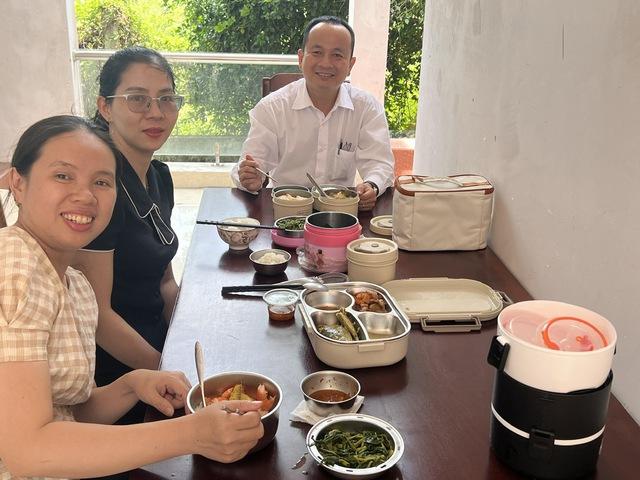 Công chức xã đùm cơm đi làm: 'Nói vui đây là nền kinh tế chia sẻ'- Ảnh 1. Công chức xã đùm cơm đi làm: 'Nói vui đây là nền kinh tế chia sẻ'- Ảnh 1.